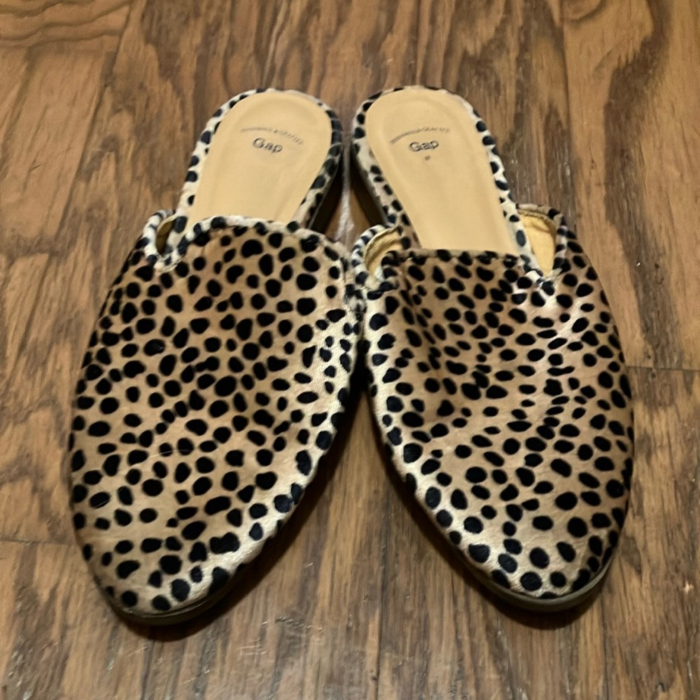 GAP Black and Tan Mules Sleek Modern Design